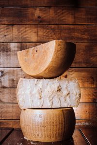 画像：パルミジャーノレッジャーノの認定の刻印がされたチーズ